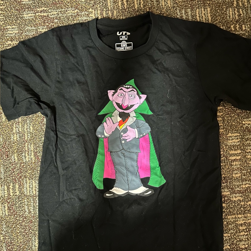 sesame street x uniqlo x KAWS
says XXS fits like a small 
25$ obo 
fast shipping